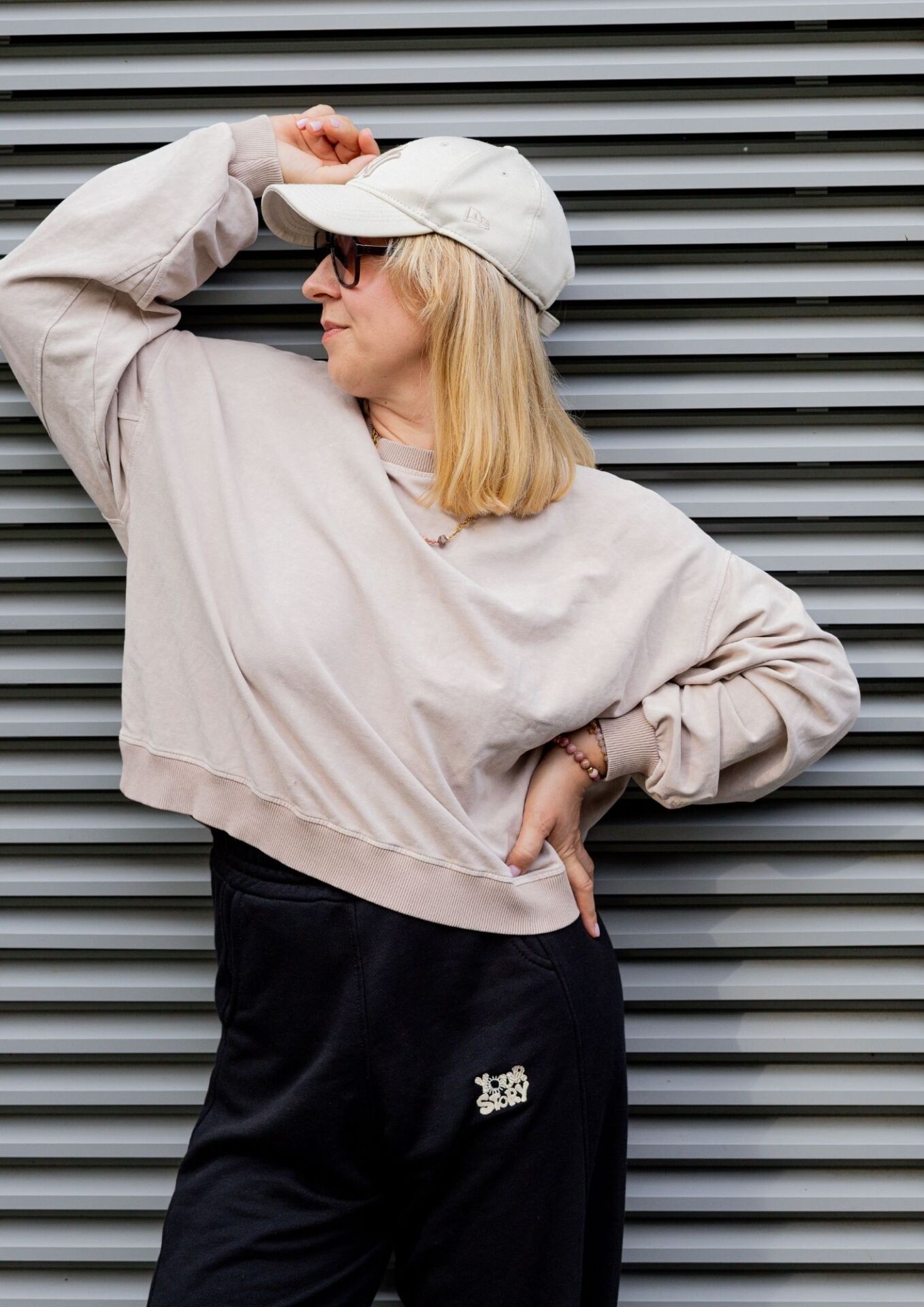 SPODNIE damskie dresowe MOM FIT czarne BLUZA damska dresowa LAZY DAY vintage beige YOUR STORY